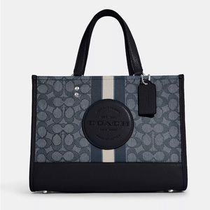 Signature jacquard and refined pebble leather
Coach Tote
